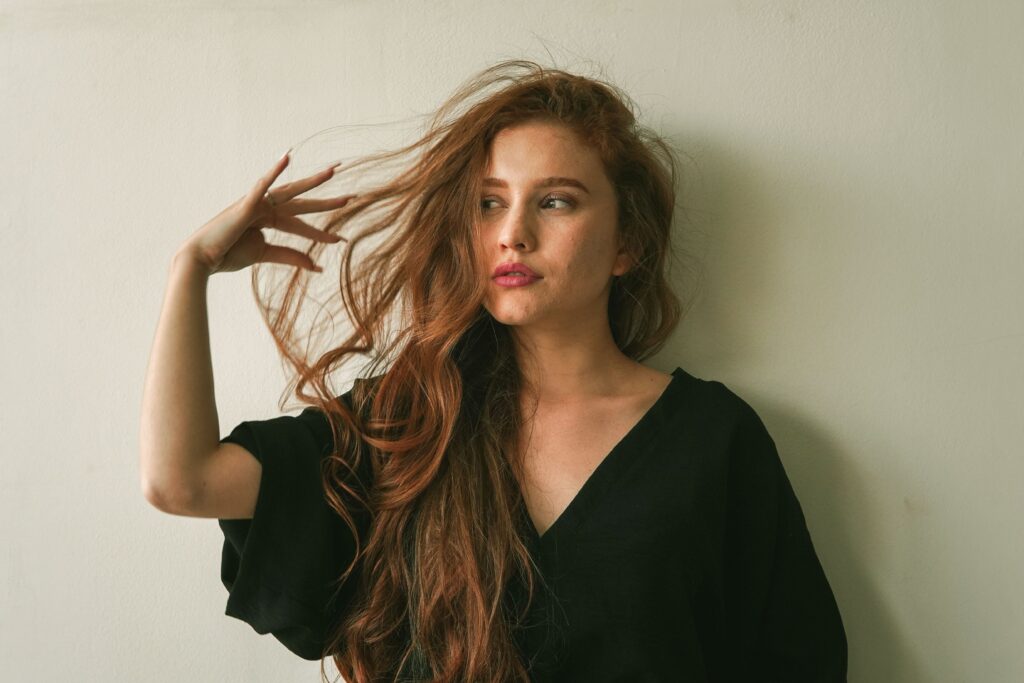 5 truques para reduzir o frizz do cabelo sem pesar 5 truques para reduzir o frizz do cabelo sem pesar
